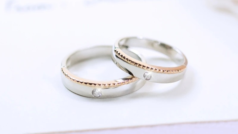 Nhẫn cưới vàng trắng 18K đính viên chủ kim cương lấp lánh